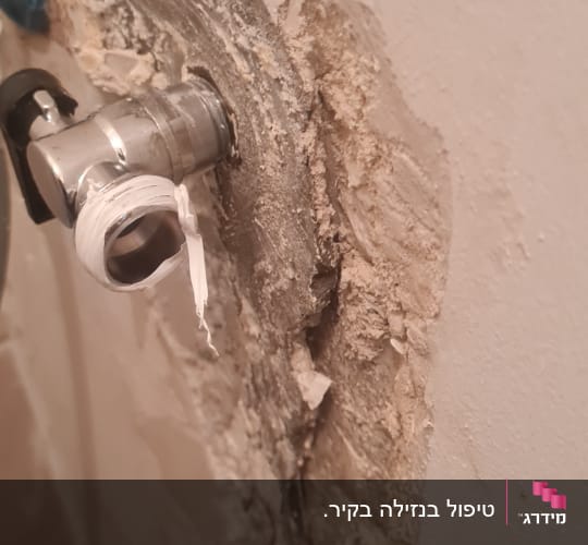 ברז מתכת בקיר עם טפלון, תיקון צנרת